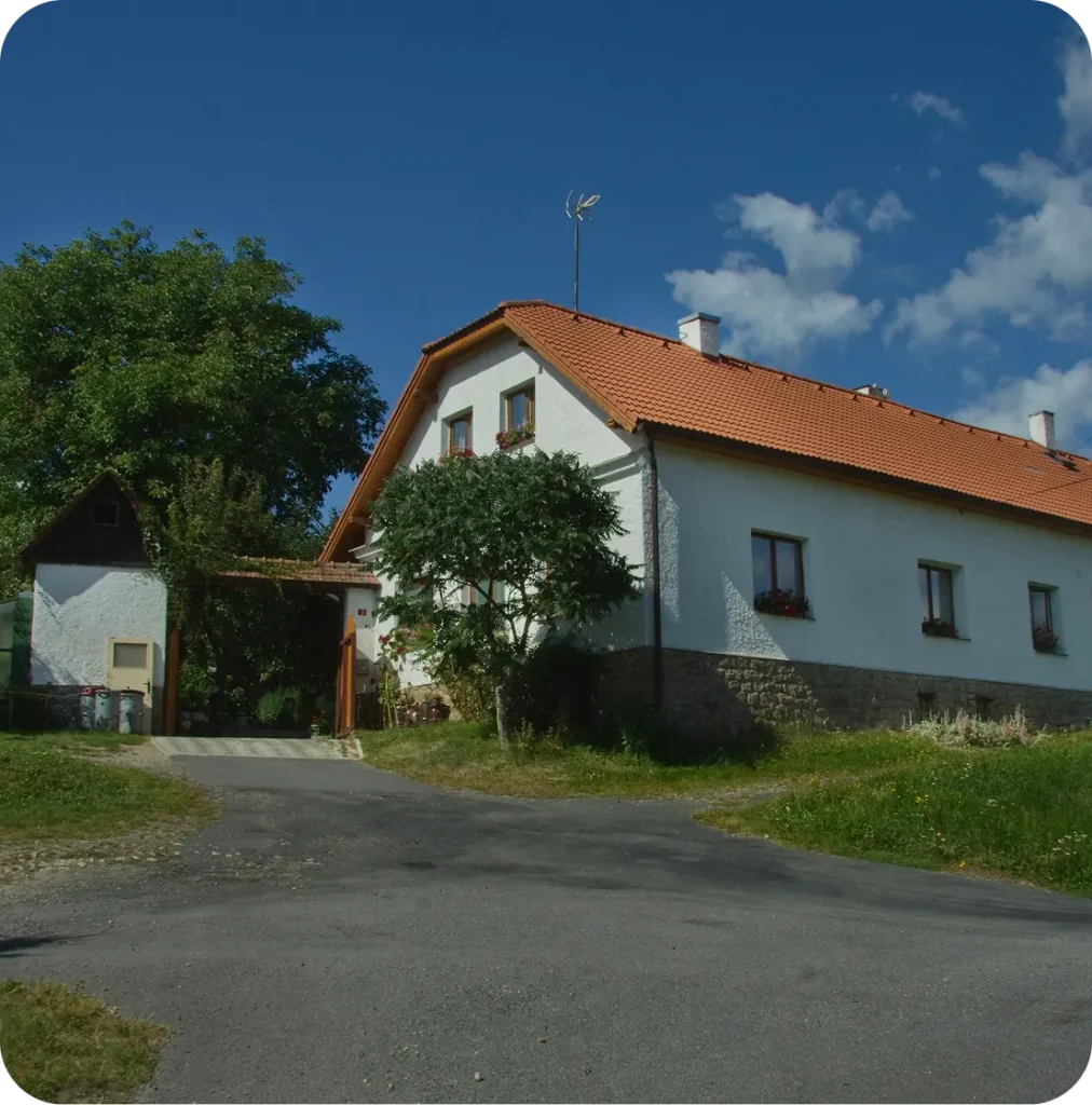 Statek od příjezdové cesty, vlevo starší hospodářské stavení